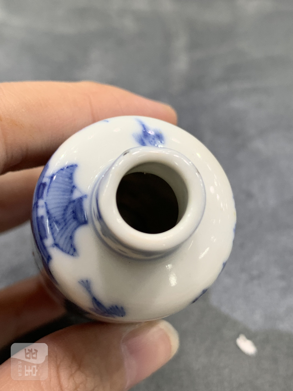 清晚期青花旗开得胜人物故事纹鼻烟壶 - 图6